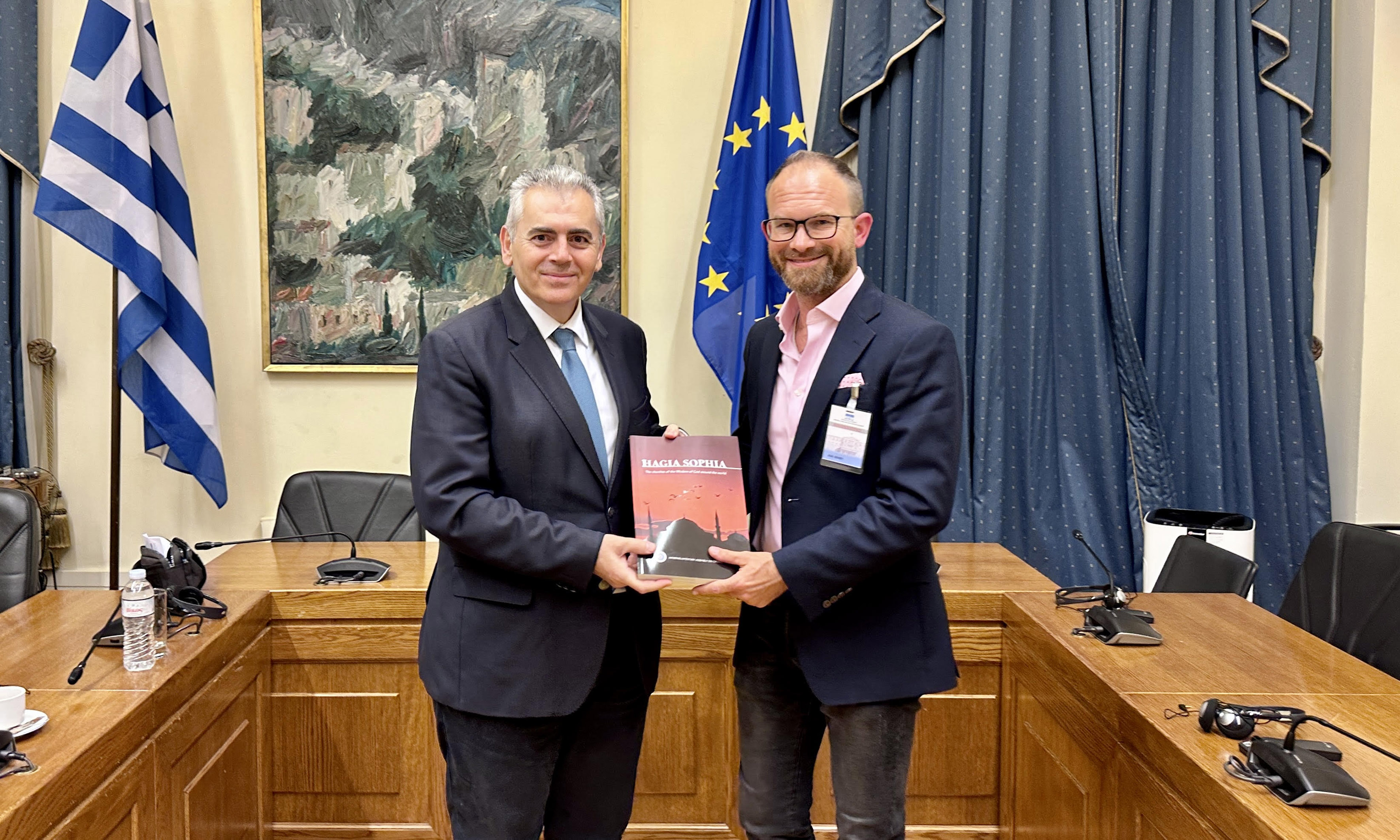 ο επικεφαλής της ΔΣΟ πρόσφερε τον τόμο για την Αγ. Σοφία στον Προέδρο της Philos Project, Robert Nicholson
